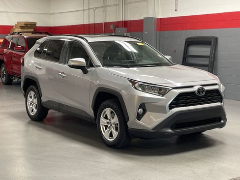 Used 2020 Toyota RAV4 XLE w/ Convenience Package image 2
