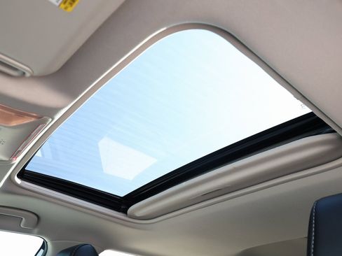 Used 2021 Toyota RAV4 XLE Premium image 3