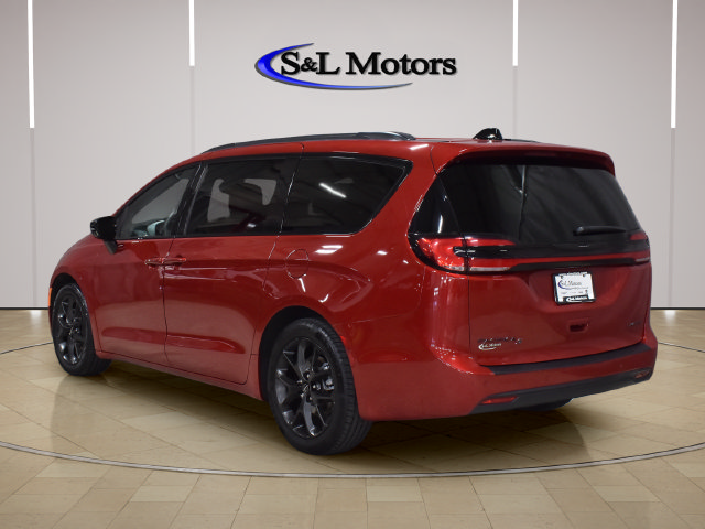 Certified 2025 Chrysler Pacifica Limited FWD image 5