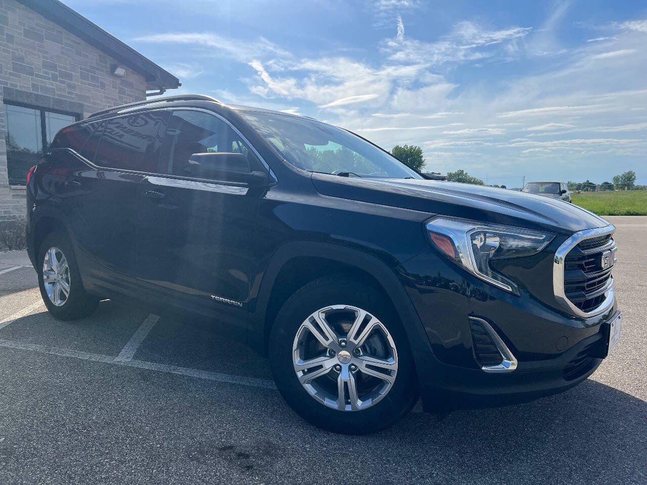 Used 2020 GMC Terrain SLE w/ Driver Convenience Package AWD/4WD image 3