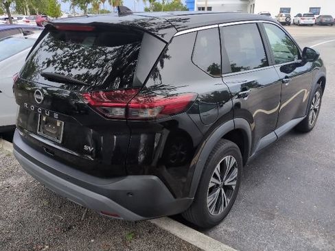 Used 2023 Nissan Rogue SV FWD image 2