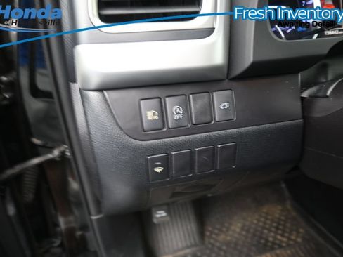 Used 2019 Toyota Highlander SE w/ Nightshade Edition AWD/4WD image 18