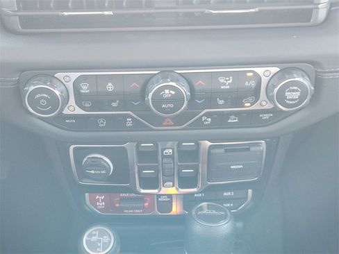 Used 2024 Jeep Gladiator Mojave image 19