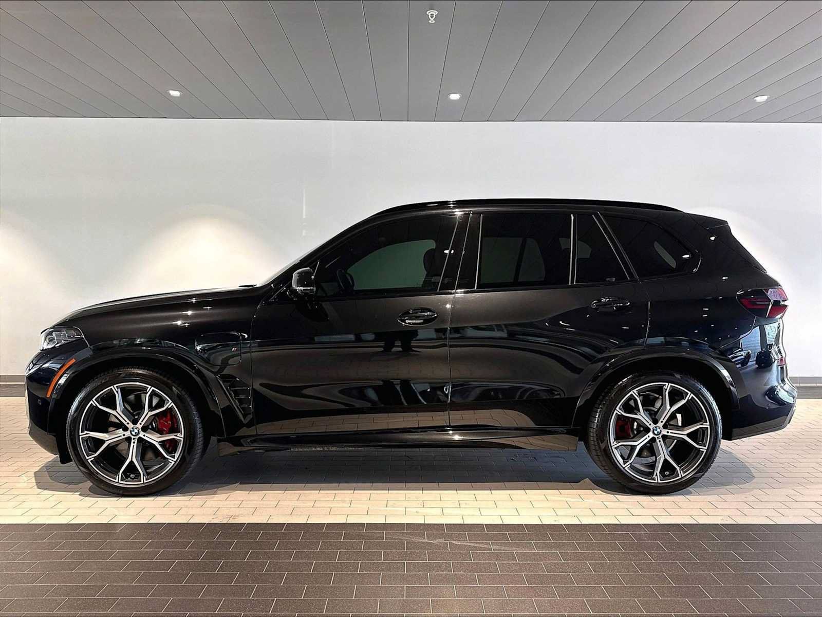 Used 2025 BMW X5 xDrive50e w/ M Sport Package AWD/4WD image 2