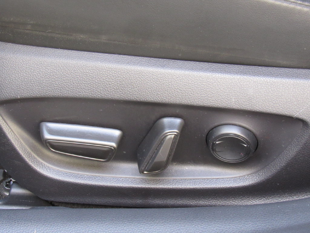 Used 2025 Toyota Prius FWD image 13