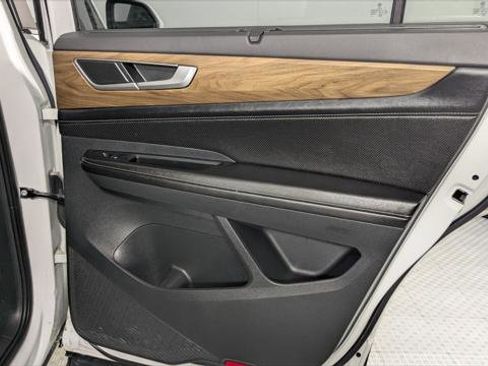 Used 2024 Volkswagen Atlas SE FWD image 19