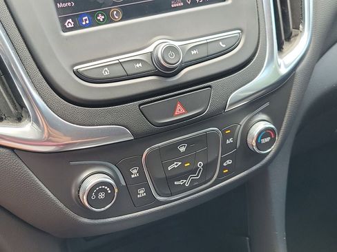 Used 2021 Chevrolet Equinox LT FWD image 26