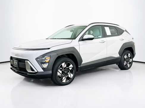 Used 2025 Hyundai Kona SEL image 3