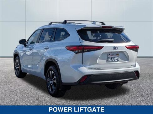 Used 2023 Toyota Highlander XLE image 3