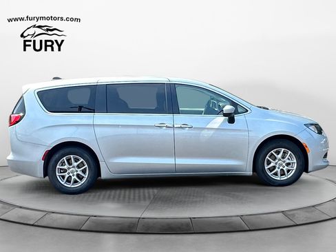 Used 2022 Chrysler Voyager LX FWD image 3