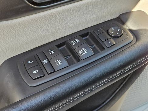 Used 2024 Chrysler Pacifica Touring-L FWD image 18