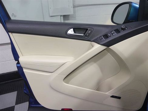 Used 2017 Volkswagen Tiguan SEL AWD/4WD image 17