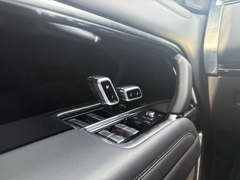 Used 2025 Land Rover Range Rover SE AWD/4WD image 7