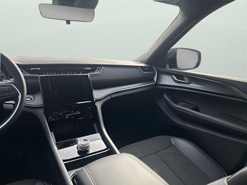 New 2025 Jeep Grand Cherokee Altitude image 24