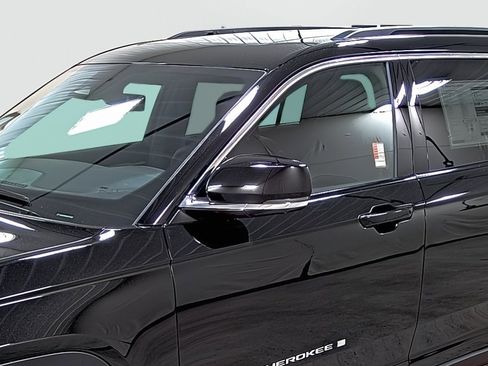 New 2025 Jeep Grand Cherokee L Limited image 8