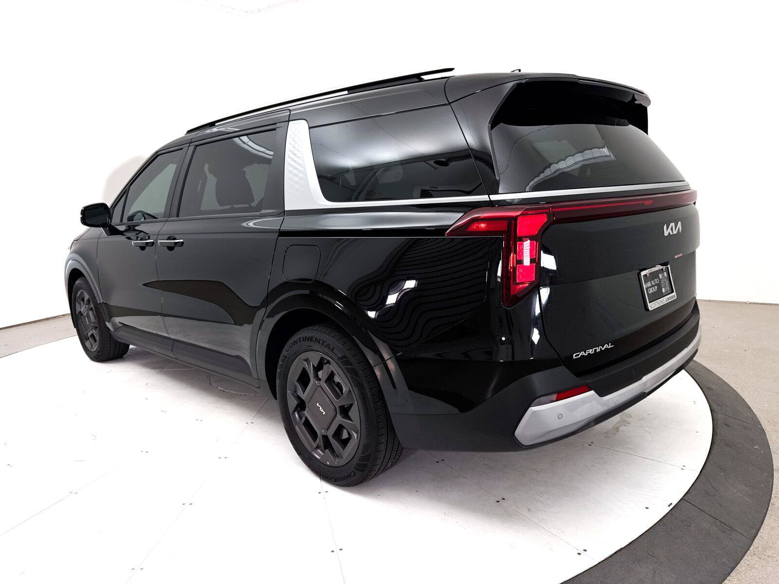 Used 2025 Kia Carnival EX FWD image 17
