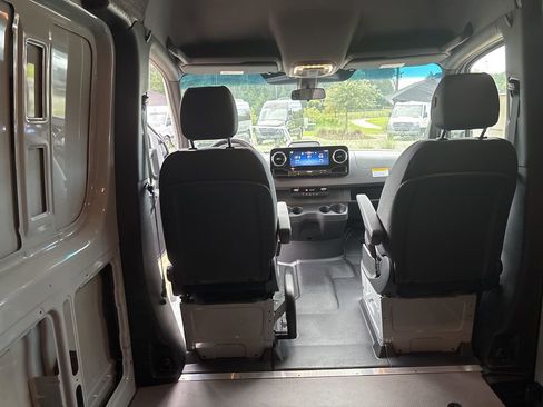 Used 2025 Mercedes-Benz Sprinter 2500 image 25