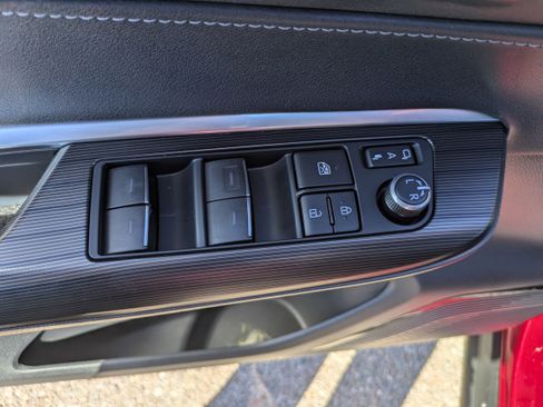 Used 2021 Toyota Venza XLE image 19