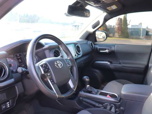 Used 2021 Toyota Tacoma TRD Off-Road image 10