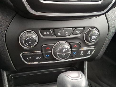 Used 2021 Jeep Cherokee Latitude Lux w/ Comfort/Convenience Group image 14