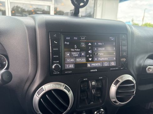 Used 2018 Jeep Wrangler Unlimited Sahara AWD/4WD image 14
