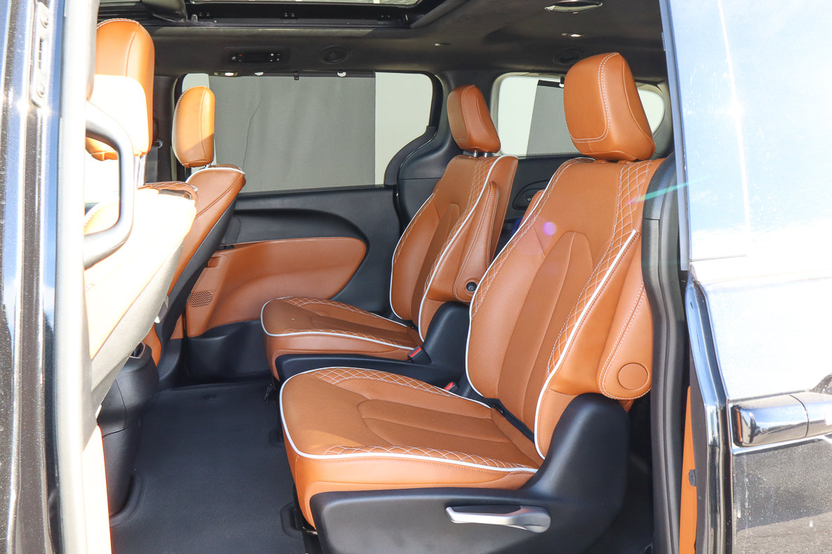 Used 2024 Chrysler Pacifica Pinnacle FWD image 8