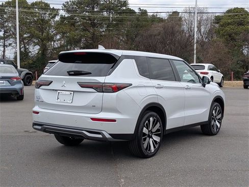 New 2026 Mitsubishi Outlander SE image 3