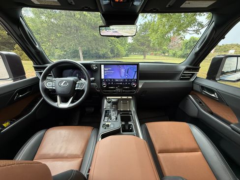 Used 2025 Lexus GX 550 w/ Accessory Package (2T) AWD/4WD image 17