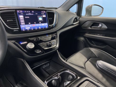 Used 2022 Chrysler Pacifica Limited w/ S Appearance Package image 14