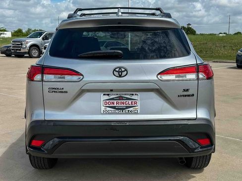 Used 2024 Toyota Corolla Cross SE image 4
