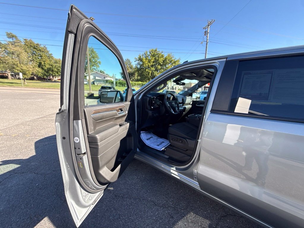 Used 2024 Chevrolet Silverado 1500 LT AWD/4WD image 17