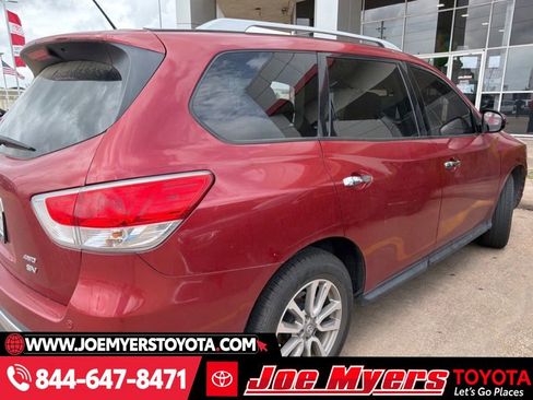 Used 2016 Nissan Pathfinder SV image 2