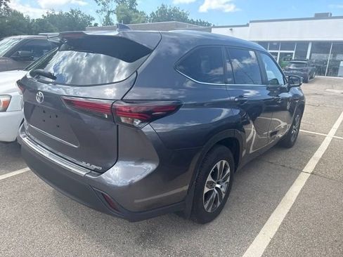 Used 2024 Toyota Highlander XLE AWD/4WD image 5