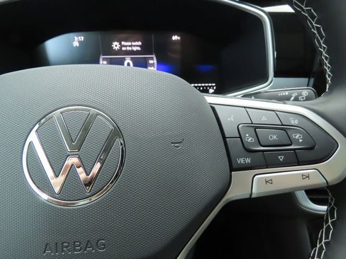 Used 2025 Volkswagen Taos SE w/ Panoramic Sunroof Package FWD image 12