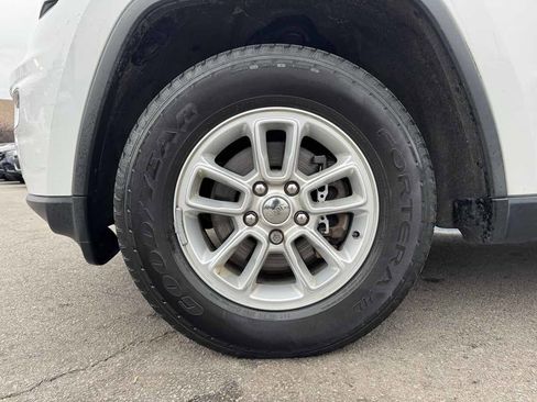 Used 2019 Jeep Grand Cherokee Laredo w/ Security & Convenience Group image 9