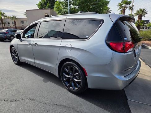Used 2019 Chrysler Pacifica Touring-L w/ Premium Audio Group FWD image 6
