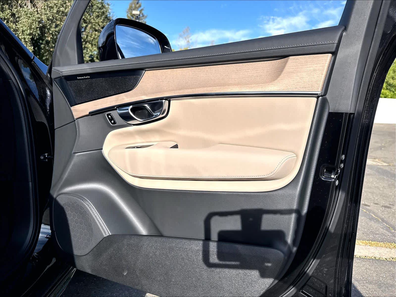 New 2027 Volvo XC90 B6 Plus AWD/4WD image 31