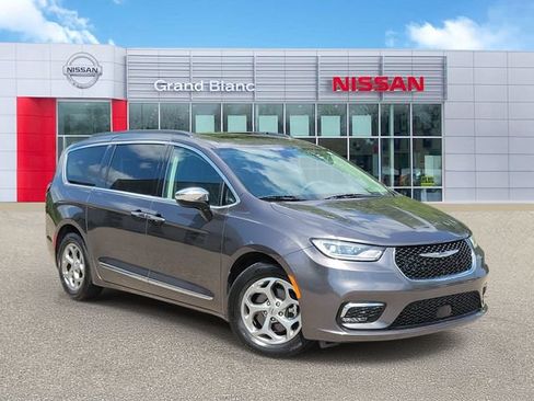 Used 2023 Chrysler Pacifica Limited FWD image 1