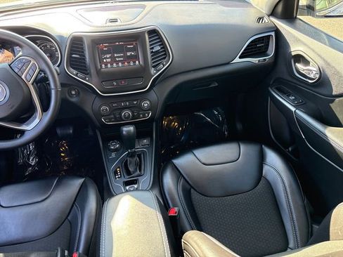 Used 2019 Jeep Cherokee Latitude Plus w/ Cold Weather Group image 18