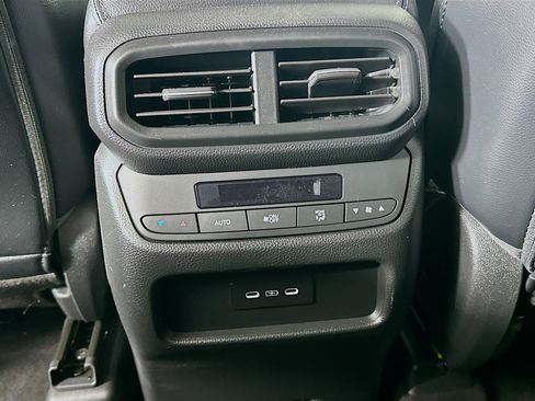 Used 2024 Honda Pilot Touring image 28