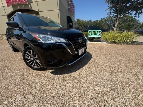 Used 2023 Nissan Kicks SV FWD image 2