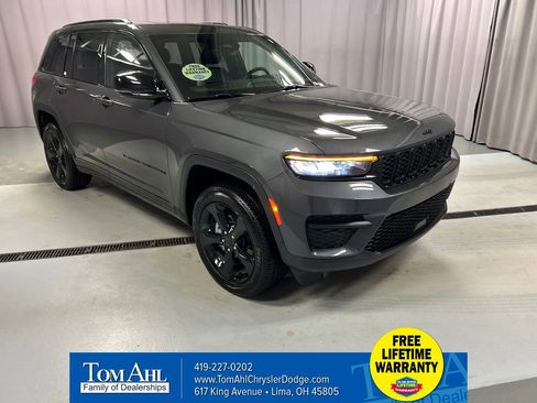 Used 2025 Jeep Grand Cherokee Altitude image 1