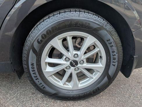 Used 2024 Kia Carnival LX image 23