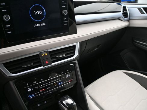 Used 2025 Volkswagen Taos SE w/ Panoramic Sunroof Package image 4