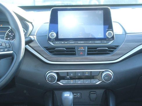 Used 2024 Nissan Altima 2.5 SV image 15