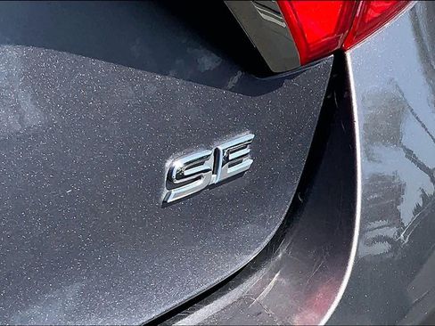 Used 2016 Toyota Camry SE FWD image 9