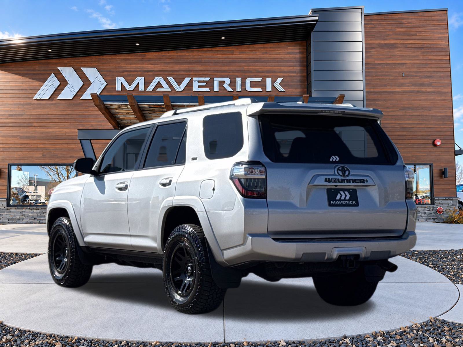 Used 2017 Toyota 4Runner SR5 AWD/4WD image 10