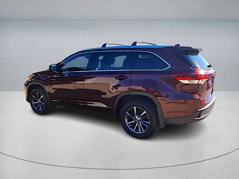 Used 2018 Toyota Highlander XLE image 3