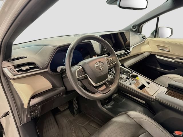 Used 2025 Toyota Sienna Limited AWD/4WD image 8