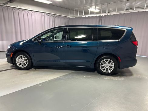 Used 2025 Chrysler Pacifica Select image 4